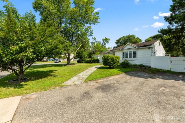 13 Chestnut Street, Farmingdale, NJ 07727