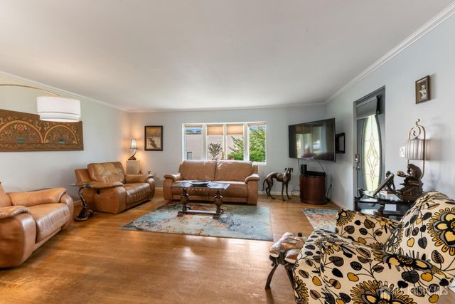 13 Chestnut Street, Farmingdale, NJ 07727