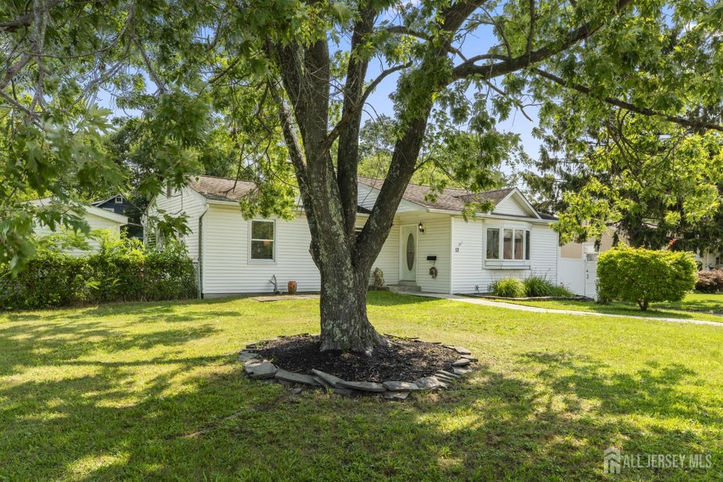 13 Chestnut Street, Farmingdale, NJ 07727