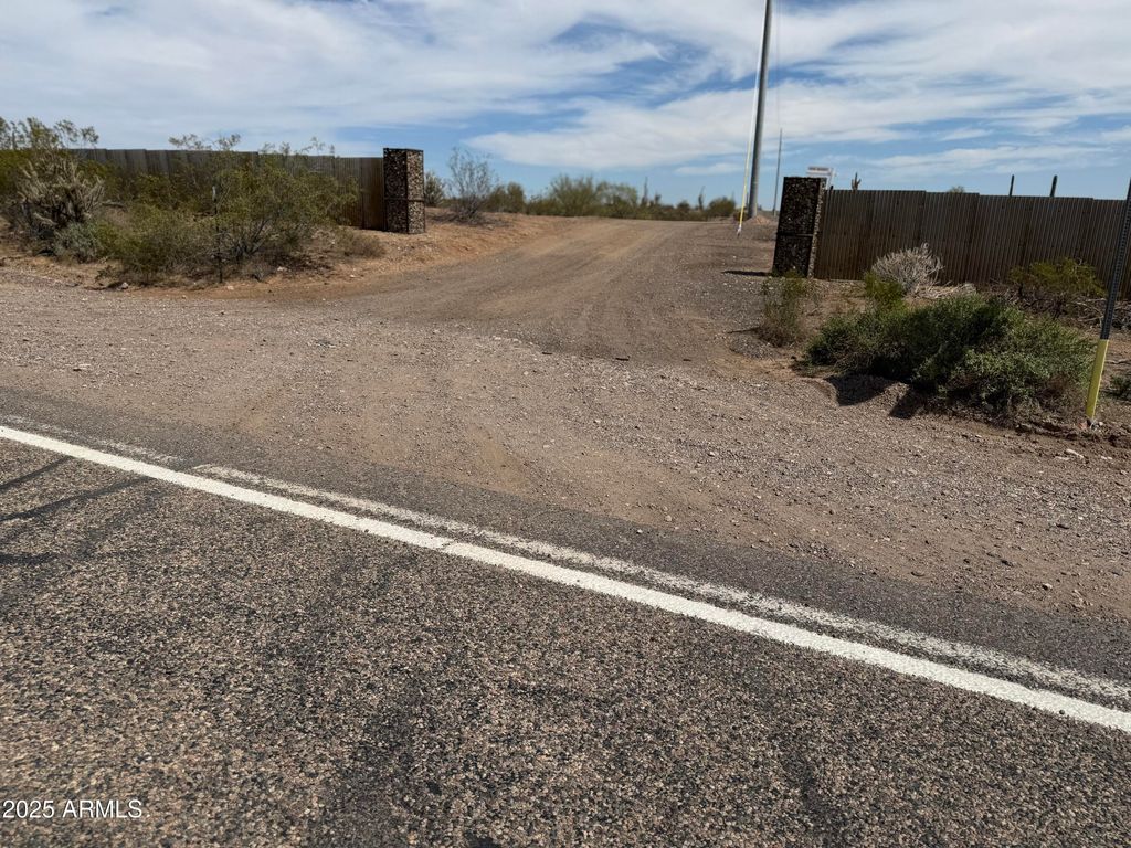 Image 9 of property listing at XX00 N Castle Hot Springs Road -, Morristown, AZ 85342