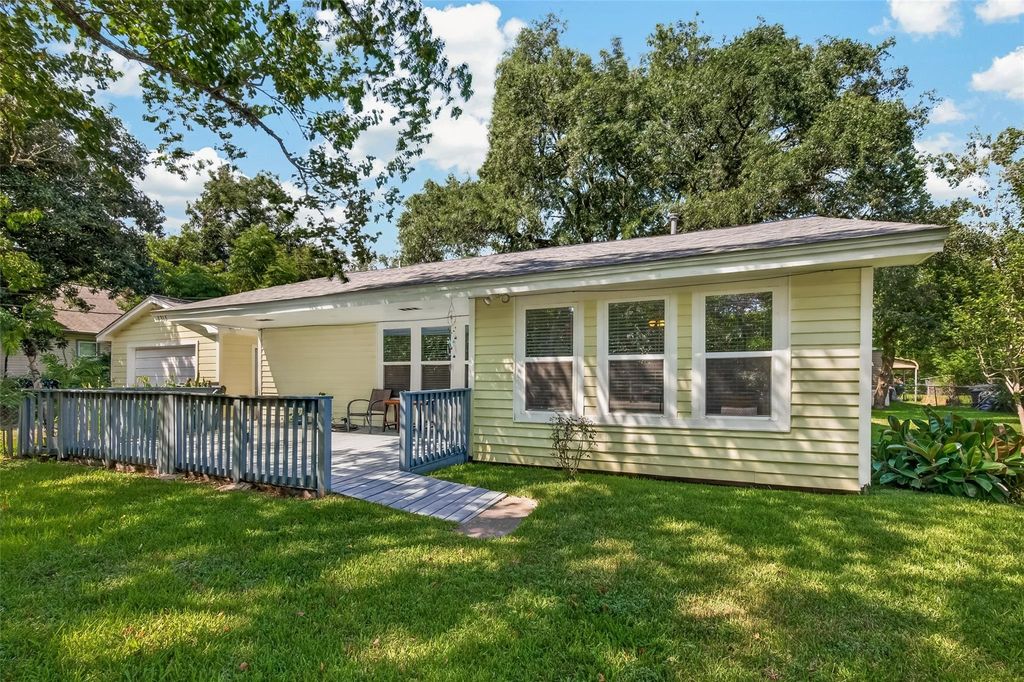 3315 Walsh Street, Bayview, TX 77518