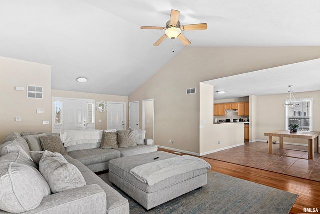 725 W SPRING HOLLOW Lane, Peoria, IL 61605