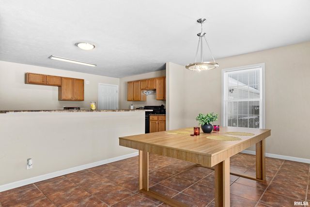 725 W SPRING HOLLOW Lane, Peoria, IL 61605