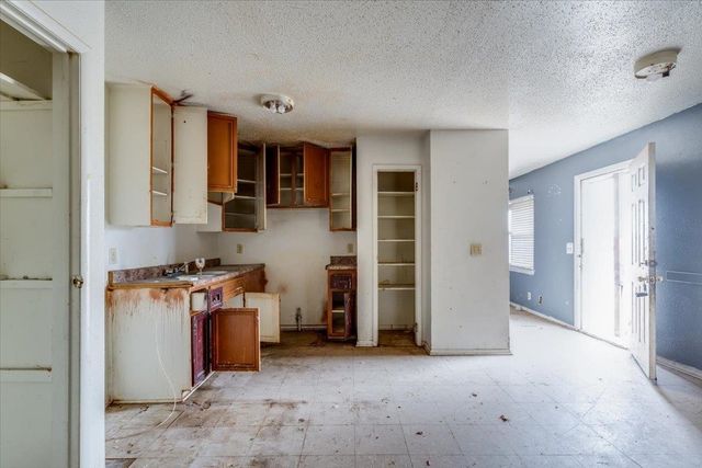 1614 E Del Mar St, Wichita, KS 67216