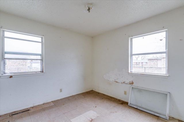 1614 E Del Mar St, Wichita, KS 67216