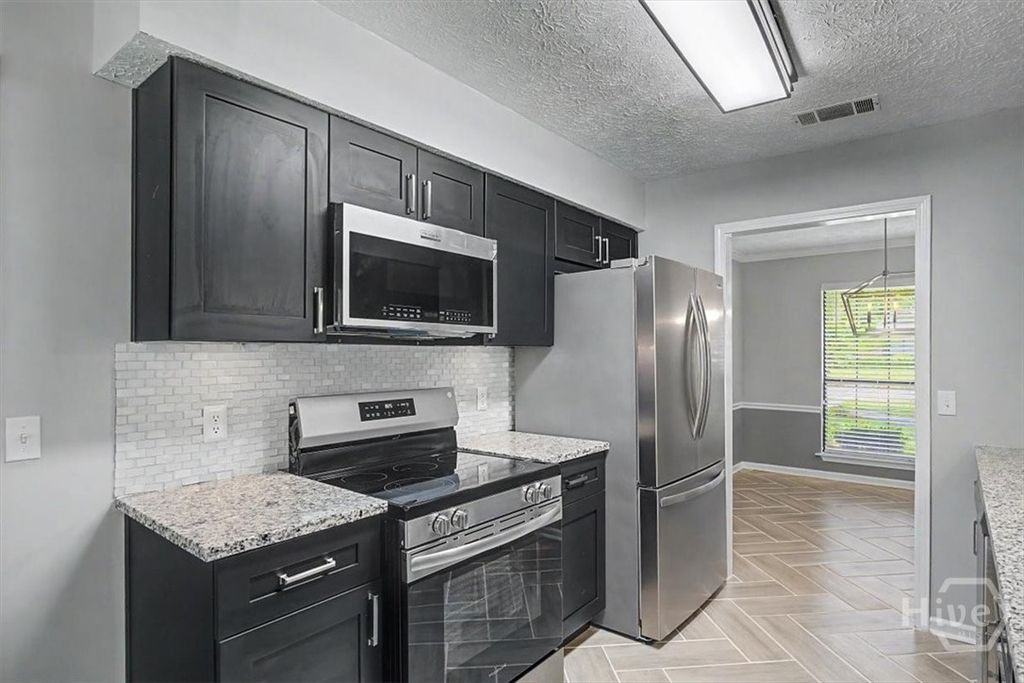 Image 14 of property listing at 13 N Nicholson Circle, Savannah, GA 31419