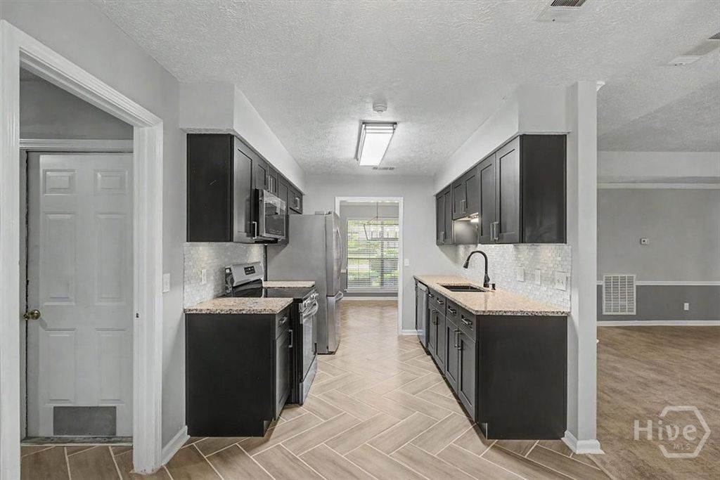 Image 15 of property listing at 13 N Nicholson Circle, Savannah, GA 31419