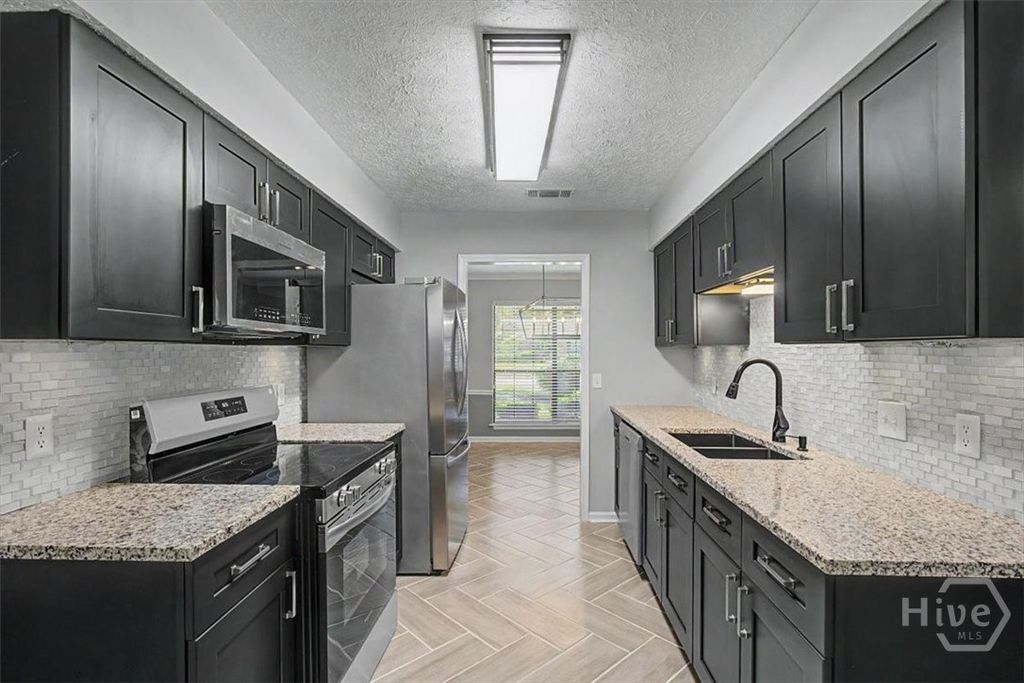 Image 16 of property listing at 13 N Nicholson Circle, Savannah, GA 31419