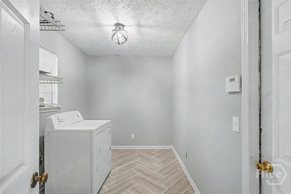 Image 17 of property listing at 13 N Nicholson Circle, Savannah, GA 31419