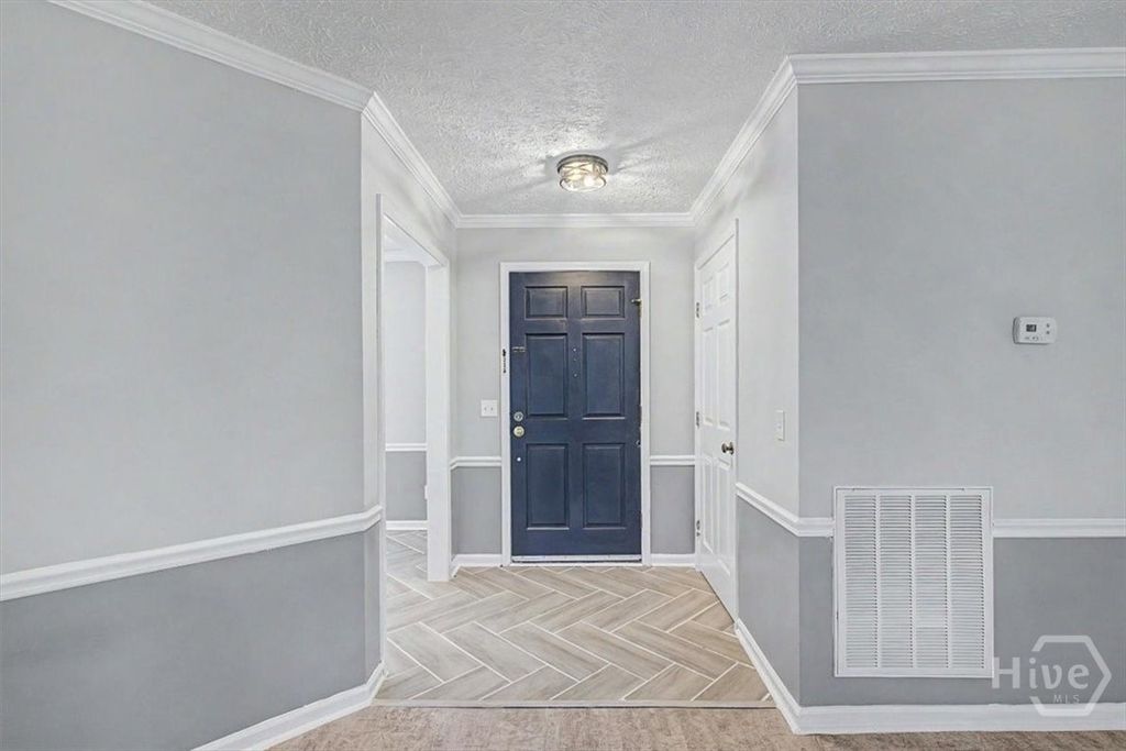 Image 4 of property listing at 13 N Nicholson Circle, Savannah, GA 31419