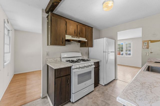 9 Lynnwood Ave, Swansea, MA 02777