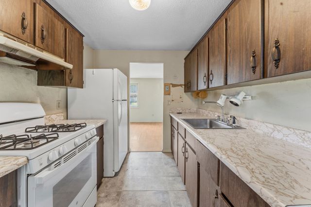 9 Lynnwood Ave, Swansea, MA 02777