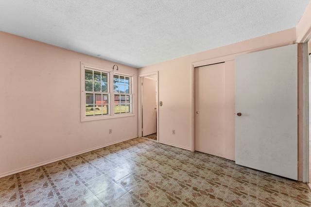 9 Lynnwood Ave, Swansea, MA 02777