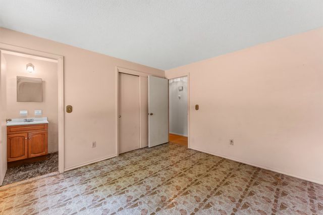 9 Lynnwood Ave, Swansea, MA 02777