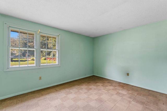 9 Lynnwood Ave, Swansea, MA 02777