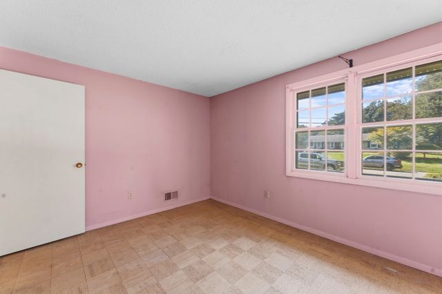 9 Lynnwood Ave, Swansea, MA 02777