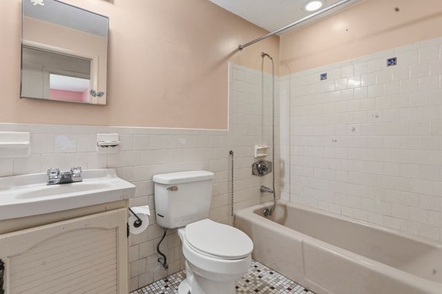 9 Lynnwood Ave, Swansea, MA 02777