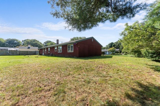 9 Lynnwood Ave, Swansea, MA 02777