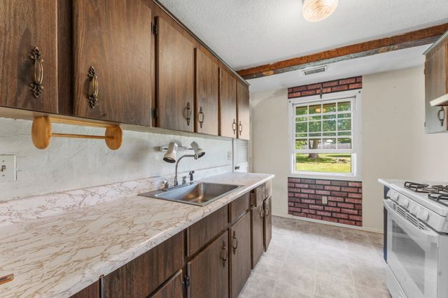 9 Lynnwood Ave, Swansea, MA 02777