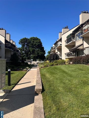 612 West Ridge Mews, Wood Ridge, NJ 07075