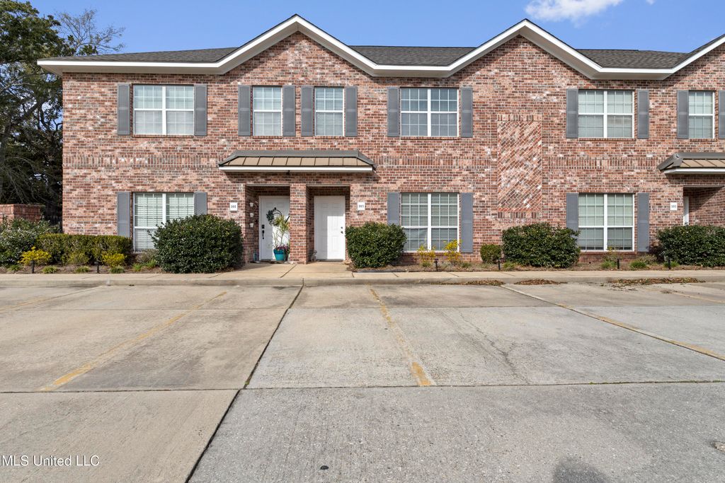 103 Armand Oaks, Ocean Springs, MS 39564