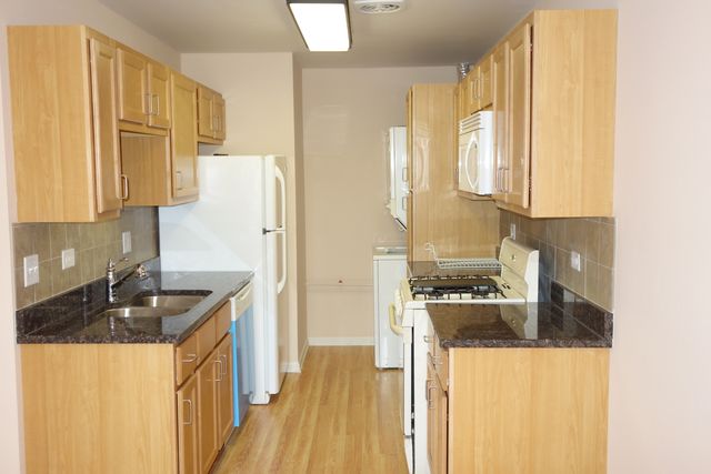 300 Meadow Court 300, Vernon Hills, IL 60061