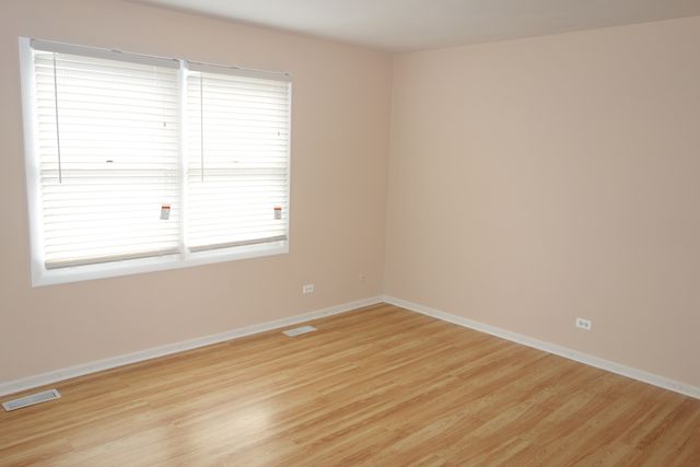 300 Meadow Court 300, Vernon Hills, IL 60061