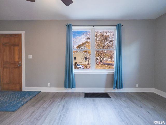 1401 S 6TH Street, Pekin, IL 61554