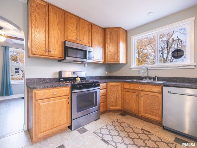 1401 S 6TH Street, Pekin, IL 61554