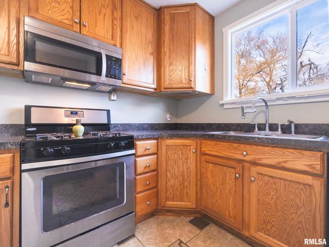 1401 S 6TH Street, Pekin, IL 61554