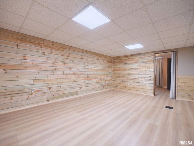 1401 S 6TH Street, Pekin, IL 61554