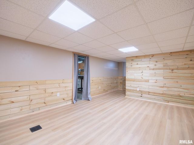 1401 S 6TH Street, Pekin, IL 61554