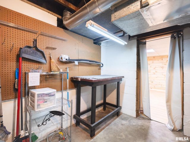 1401 S 6TH Street, Pekin, IL 61554