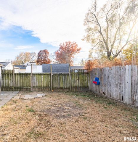 1401 S 6TH Street, Pekin, IL 61554