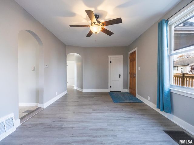 1401 S 6TH Street, Pekin, IL 61554