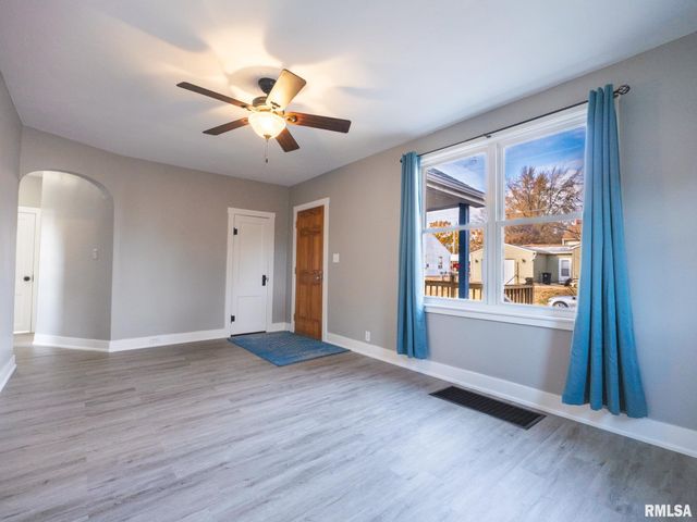 1401 S 6TH Street, Pekin, IL 61554