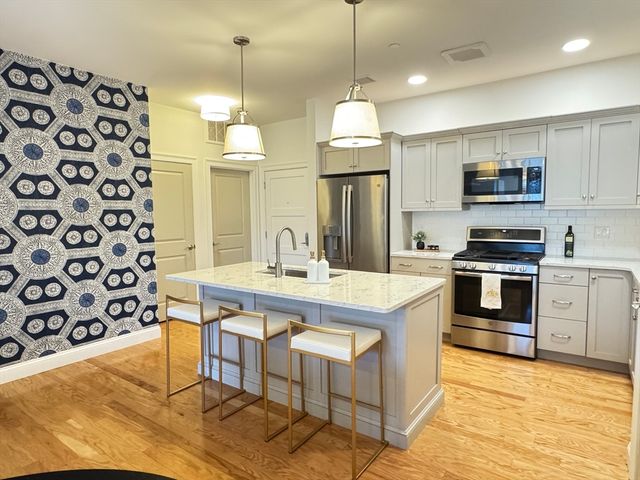 1 Revolution Way 307, Canton, MA 02021