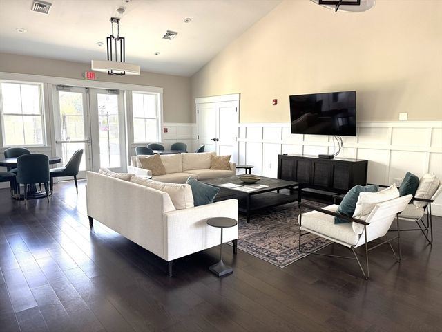 1 Revolution Way 307, Canton, MA 02021