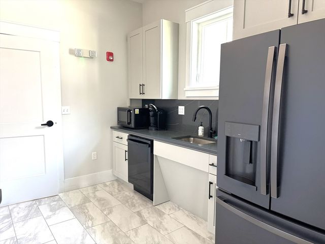 1 Revolution Way 307, Canton, MA 02021