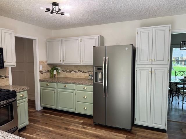 10002 W 98th Terrace, Overland Park, KS 66212