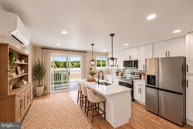 16 NEW RD, Aston, PA 19014