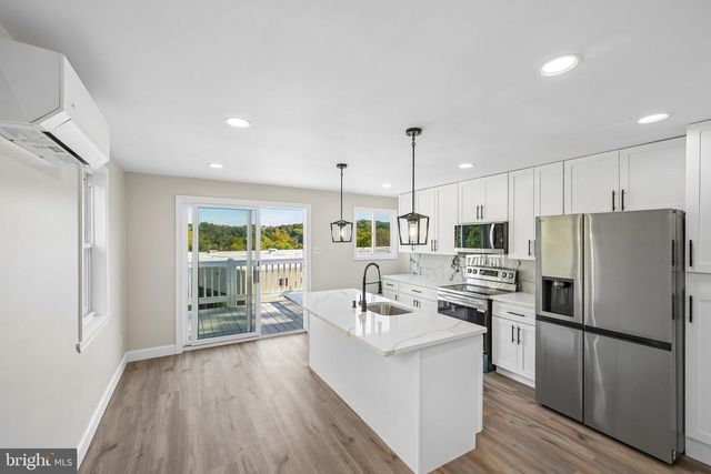 16 NEW RD, Aston, PA 19014
