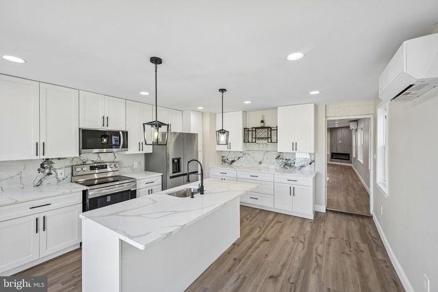 16 NEW RD, Aston, PA 19014