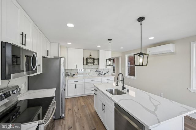 16 NEW RD, Aston, PA 19014