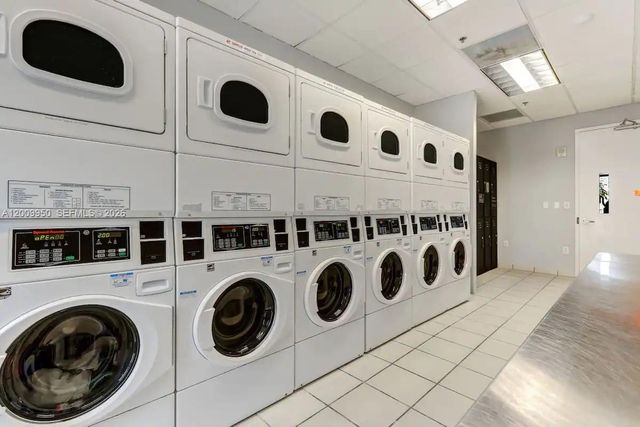 1200 Brickell Bay Dr 1404, Miami, FL 33131