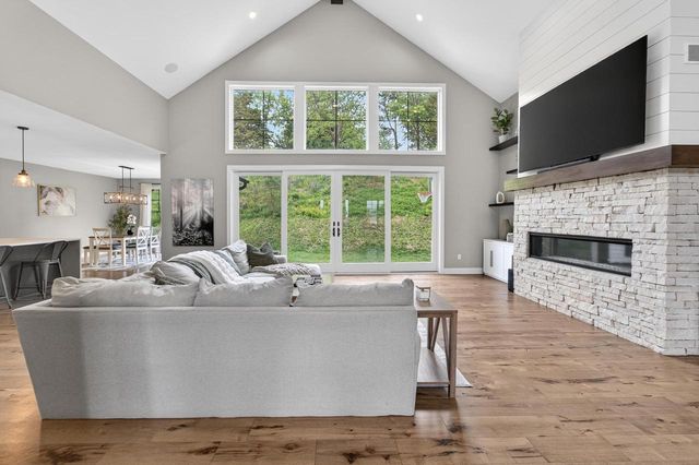 2412 Kilarney Way, Waunakee, WI 53597