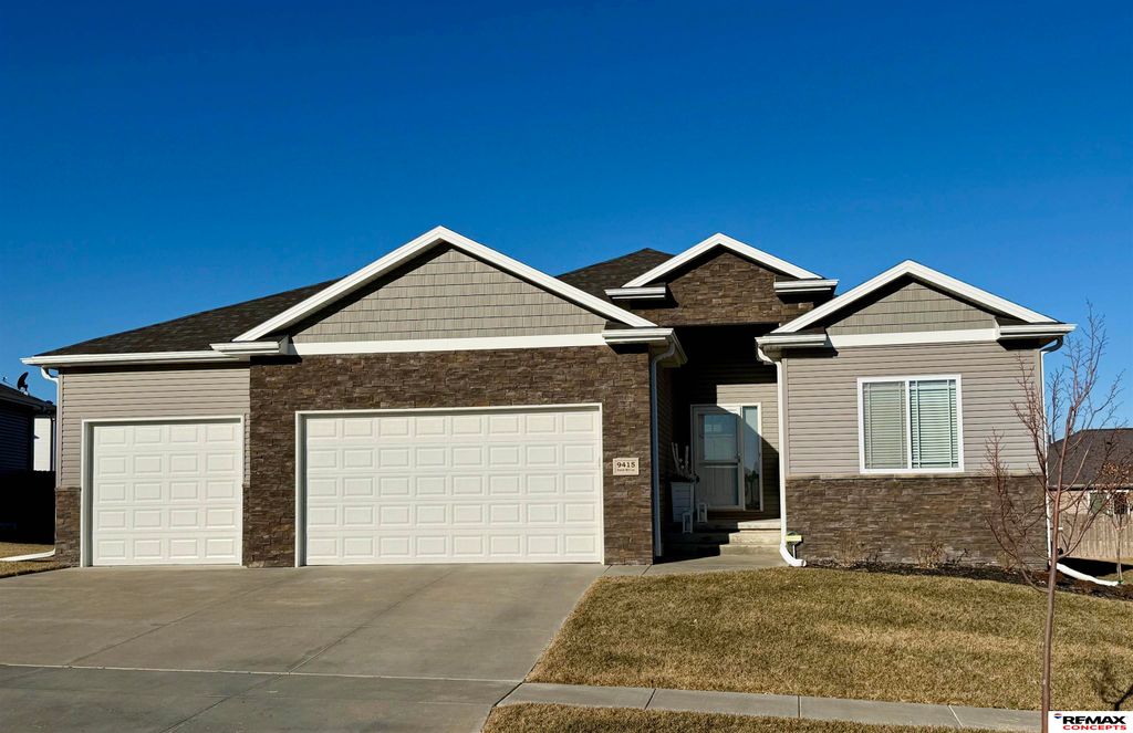 9415 Dutch Mill Lane, Lincoln, NE 68516