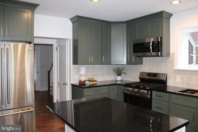 146 W GRANADA AVE, Hershey, PA 17033