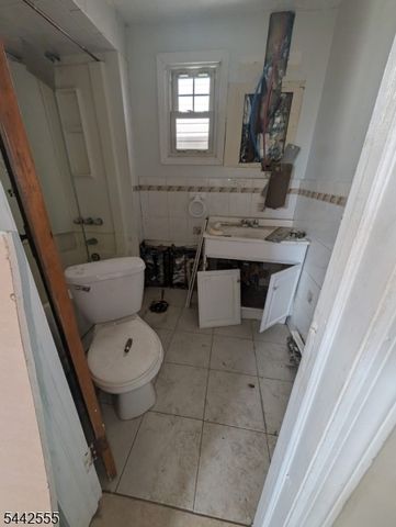 66 Erie St, Elizabeth City, NJ 07206