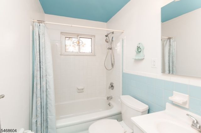 20 Young Dr, Stanhope Boro, NJ 07874